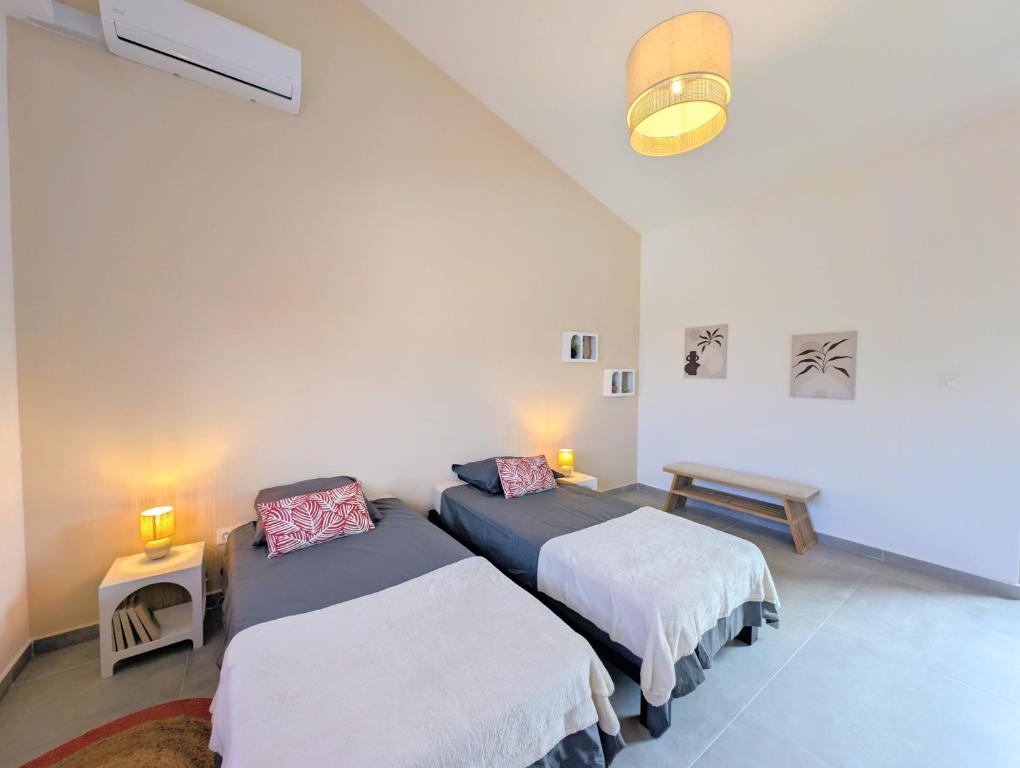 Chambre climatisée avec deux lits simples