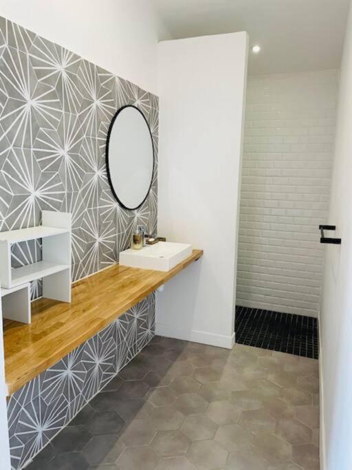 Salle d'eau design avec vasque, plan en bois et douche carrelée