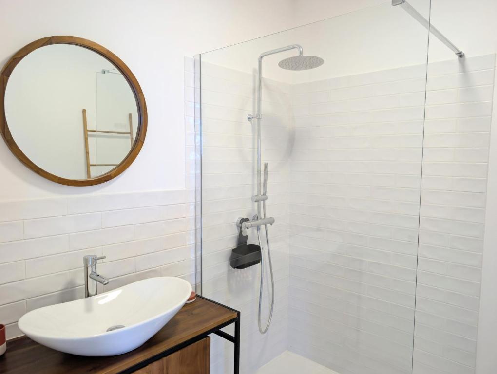 Salle de bains blanche avec douche à l'italienne