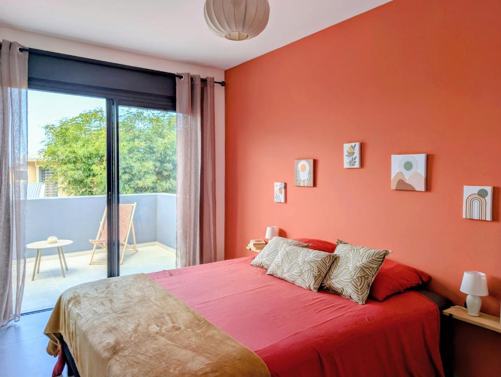 Chambre terracotta avec accès balcon privé