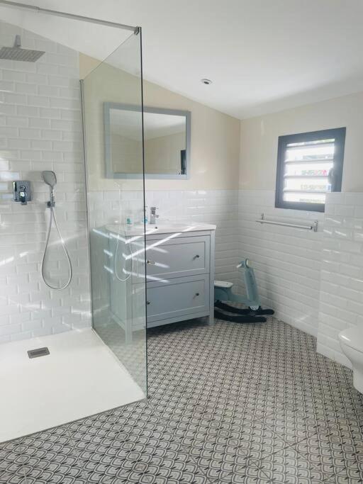 Salle d'eau avec douche à l'italienne et carrelage aux motifs graphiques