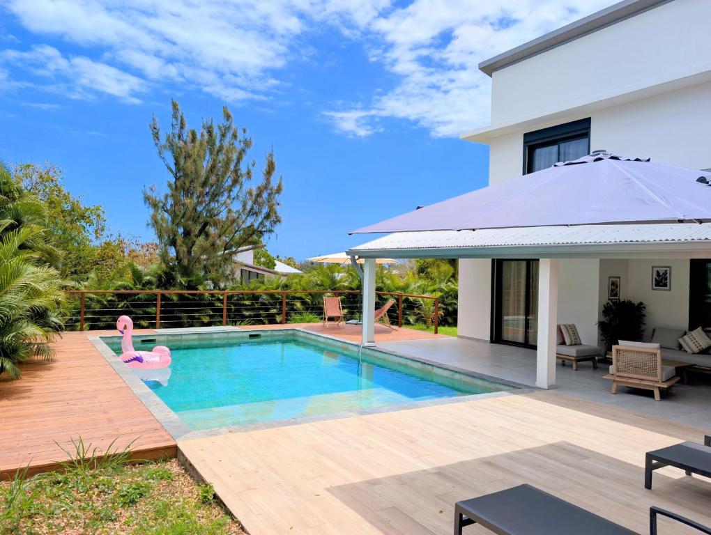 Piscine avec parasol et transats