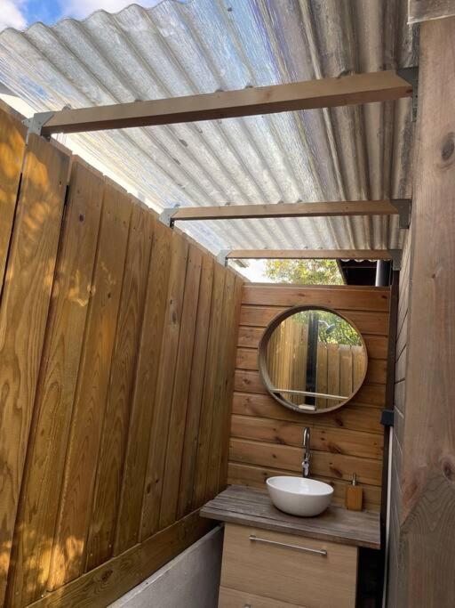 Douche extérieure couverte en bois, ambiance créole La Réunion