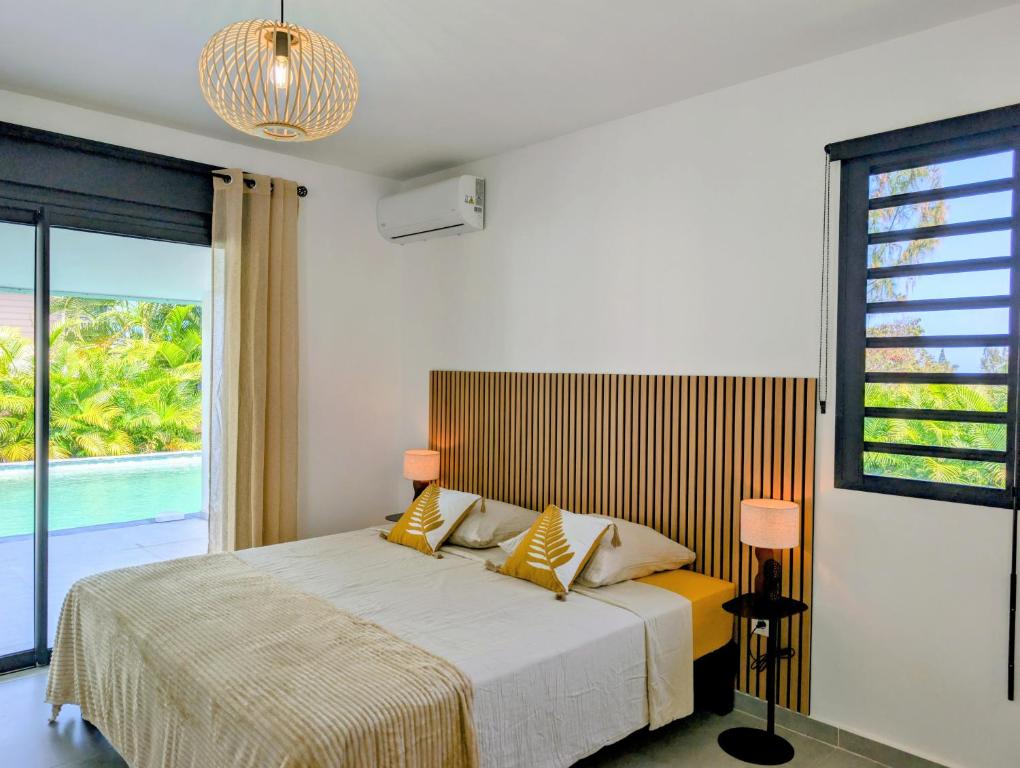 Chambre climatisée avec grand lit double
