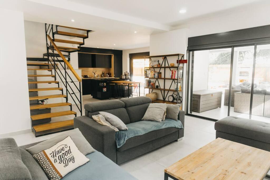 Séjour lumineux ouvert sur la cuisine et la terrasse, villa La Saline-les-Bains