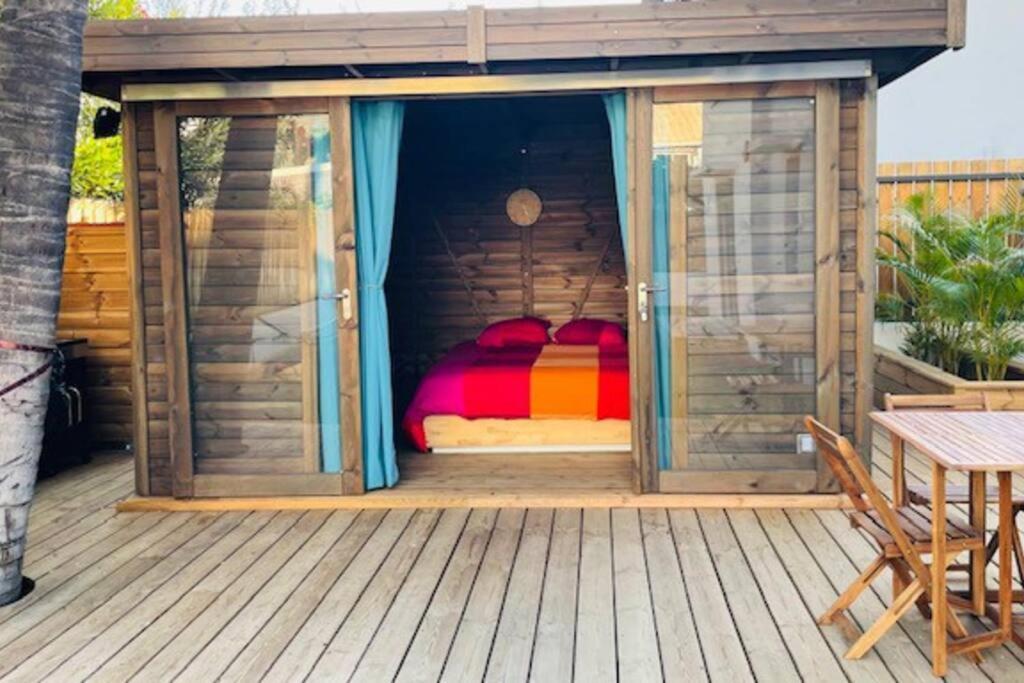 Bungalow en bois avec lit double sur la terrasse extérieure de la villa