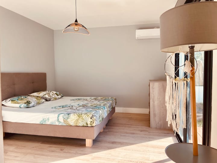 Chambre climatisée avec lit double et décoration tropicale, villa 6 personnes