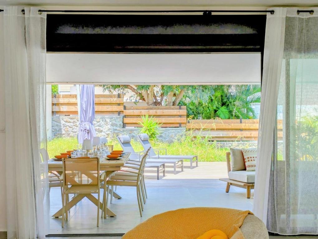 Terrasse et table de repas vue jardin