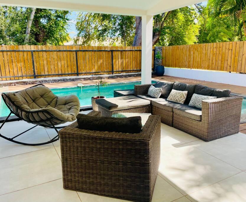 Salon extérieur en rotin au bord de la piscine, villa 6 personnes La Réunion