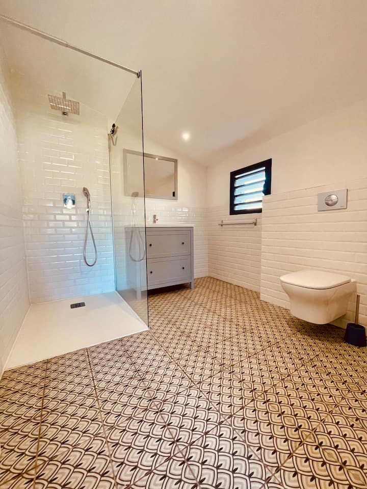 Salle de bains avec douche à l'italienne XXL et carreaux de ciment