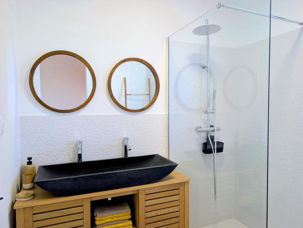 Salle de bains avec double vasque en pierre et douche à l'italienne
